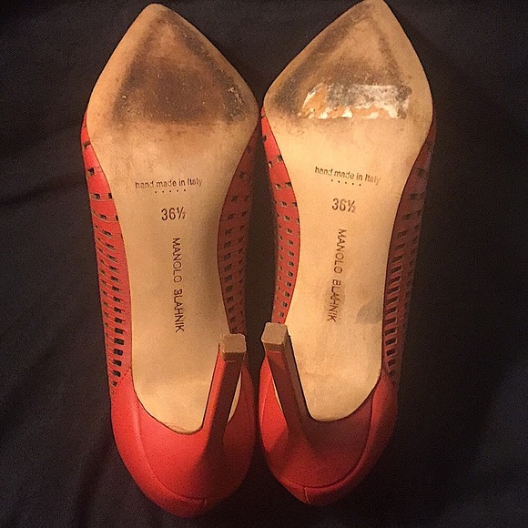 👠💥HOST PICK💥MANOLO BLAHNIK - LEATHER CUTOUT ACCENT PUMPS - Picture 7 of 13